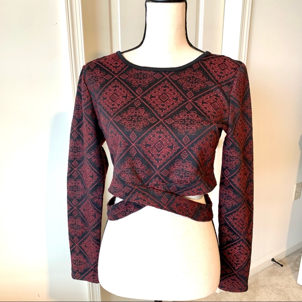KENDALL & KYLIE Embroidered Jacquard Long Sleeve Crop Top—SZ. Medium